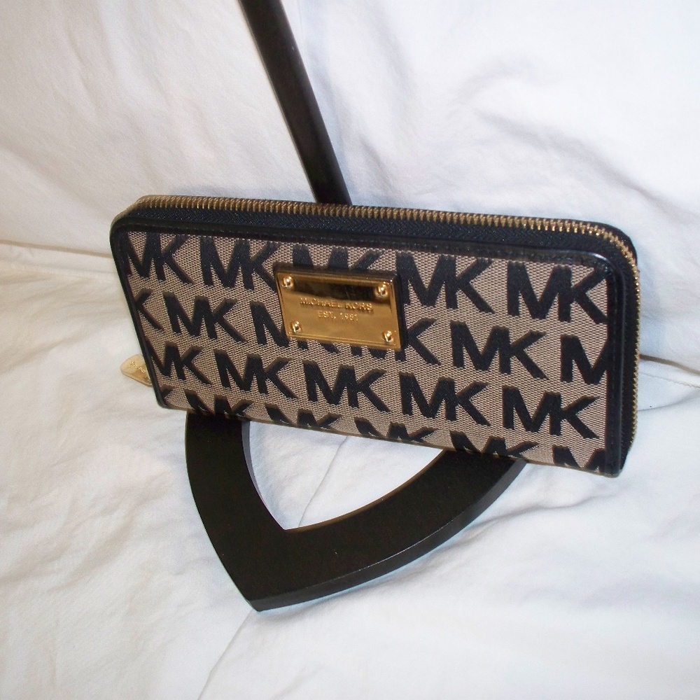 Michael Kors JS Signature BG/BK/BK ZA Wallet ~ EUC